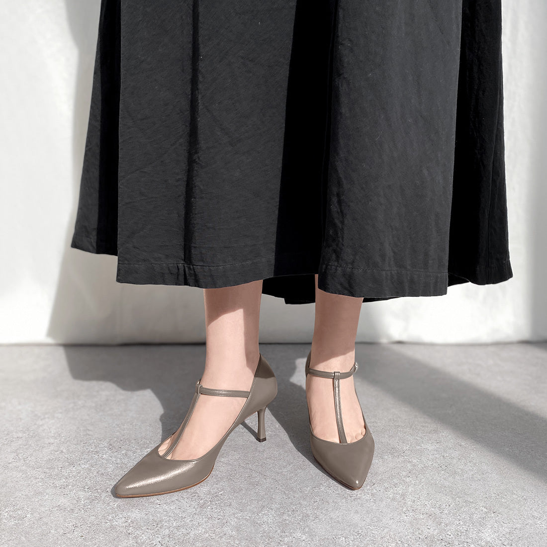 30%OFF：Tストラップ パンプス 7cmヒール（m72003）グレージュ