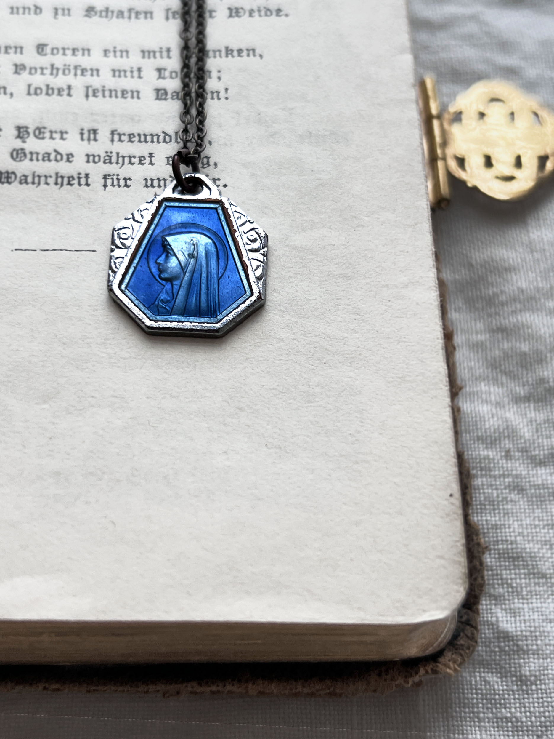 antique／ルルドの泉のメダイネックレス・ブルー - MARCHE' DE SOEUR