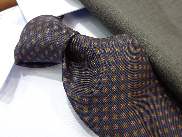 TOKYO MIDTOWN／TIES】セッテピエゲ(7つ折り)仕様のネイビー小紋タイが