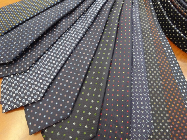 TOKYO MIDTOWN／TIES】セッテピエゲ(7つ折り)仕様のネイビー小紋タイが