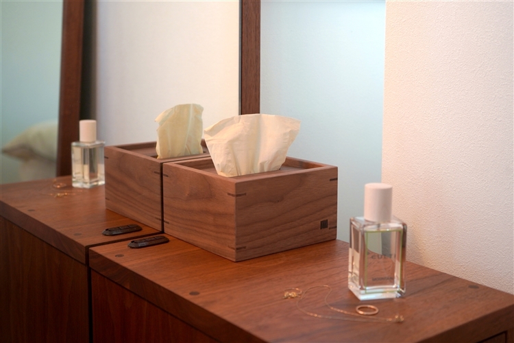 置くスペースを選ばないハーフサイズのティッシュボックスで、ホテル