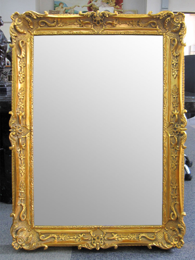 ゴールドミラーはエレガントなゴールドのフレーム飾りが美しい鏡です。