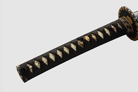 黒蝋色塗葵紋散 金蒔絵鞘 大小拵（大）／名古屋刀剣博物館・名古屋刀剣