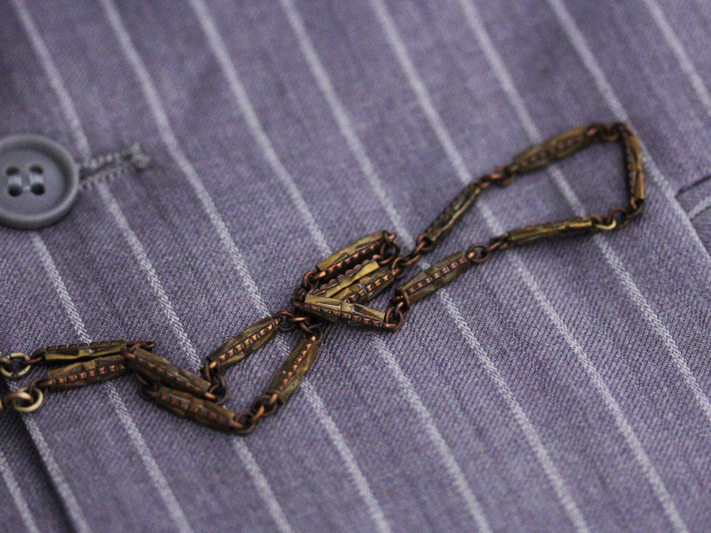 古びた細身のアンティーク懐中時計チェーン