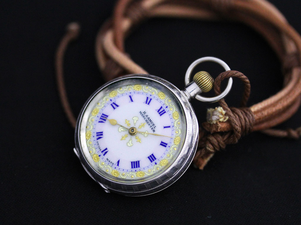 スイス製 英国ゆかりのアンティーク懐中時計 金彩模様・銀無垢 【1915