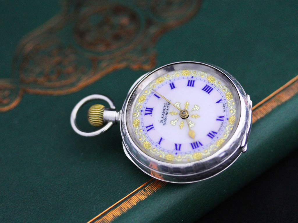 スイス製 英国ゆかりのアンティーク懐中時計 金彩模様・銀無垢 【1915