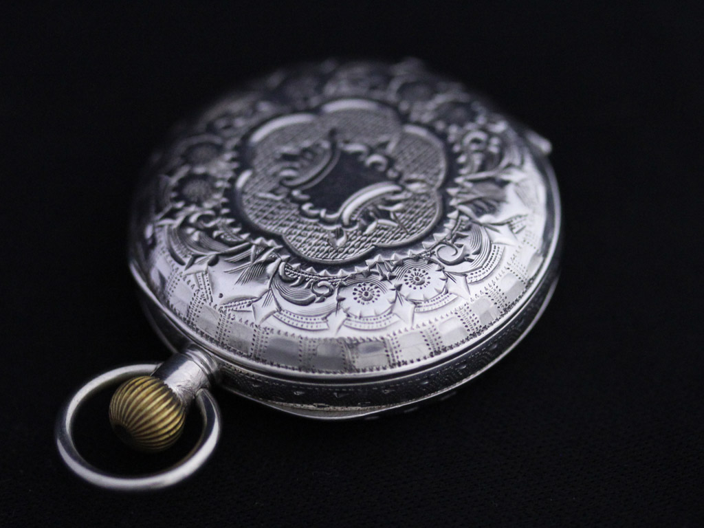 スイス製 英国ゆかりのアンティーク懐中時計 金彩模様・銀無垢 【1915