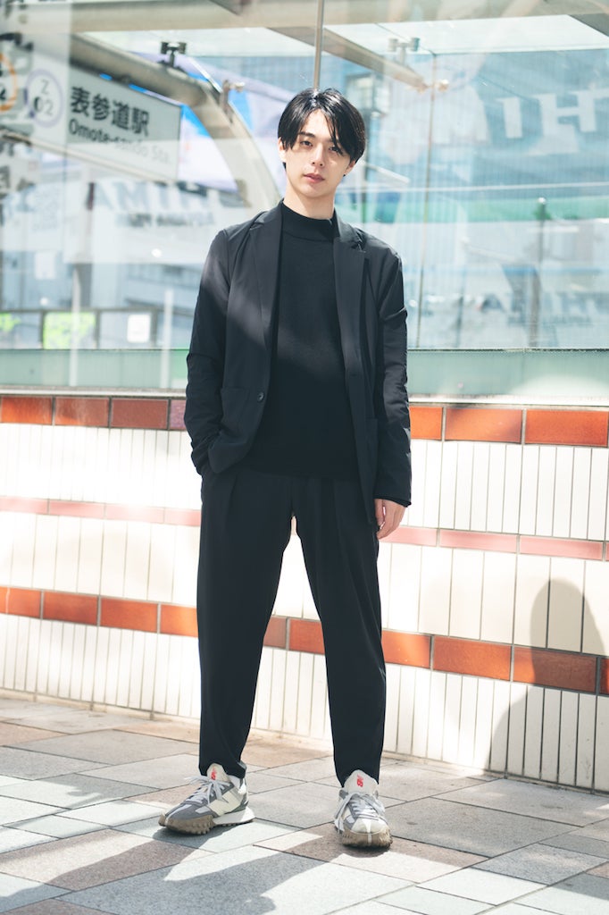 定番グレーの「ニューバランス」は大人な黒いセットアップのハズし役に