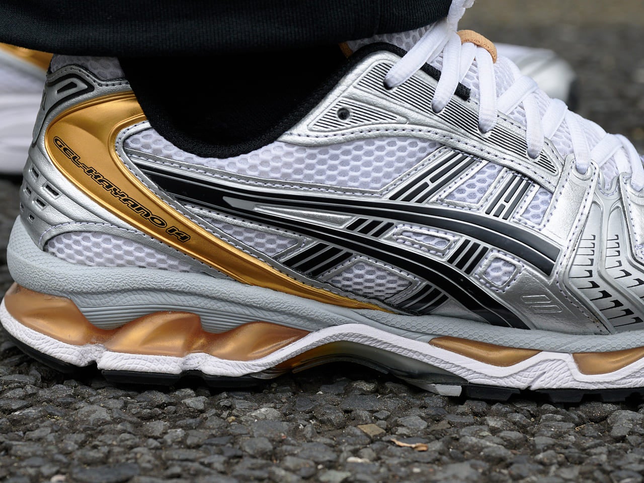 もう運動靴とは言わせない。新トレンド「アシックス」ゲルカヤノ14