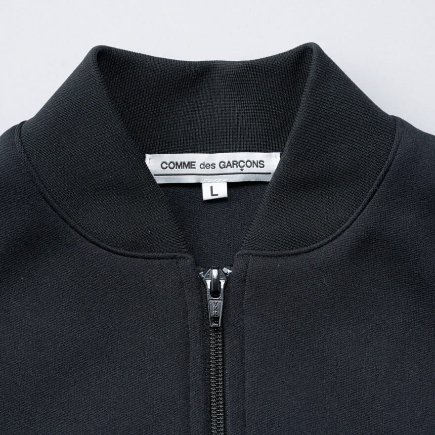 コム デ ギャルソン」の定番名品、ブラックのトラックジャケットを制服