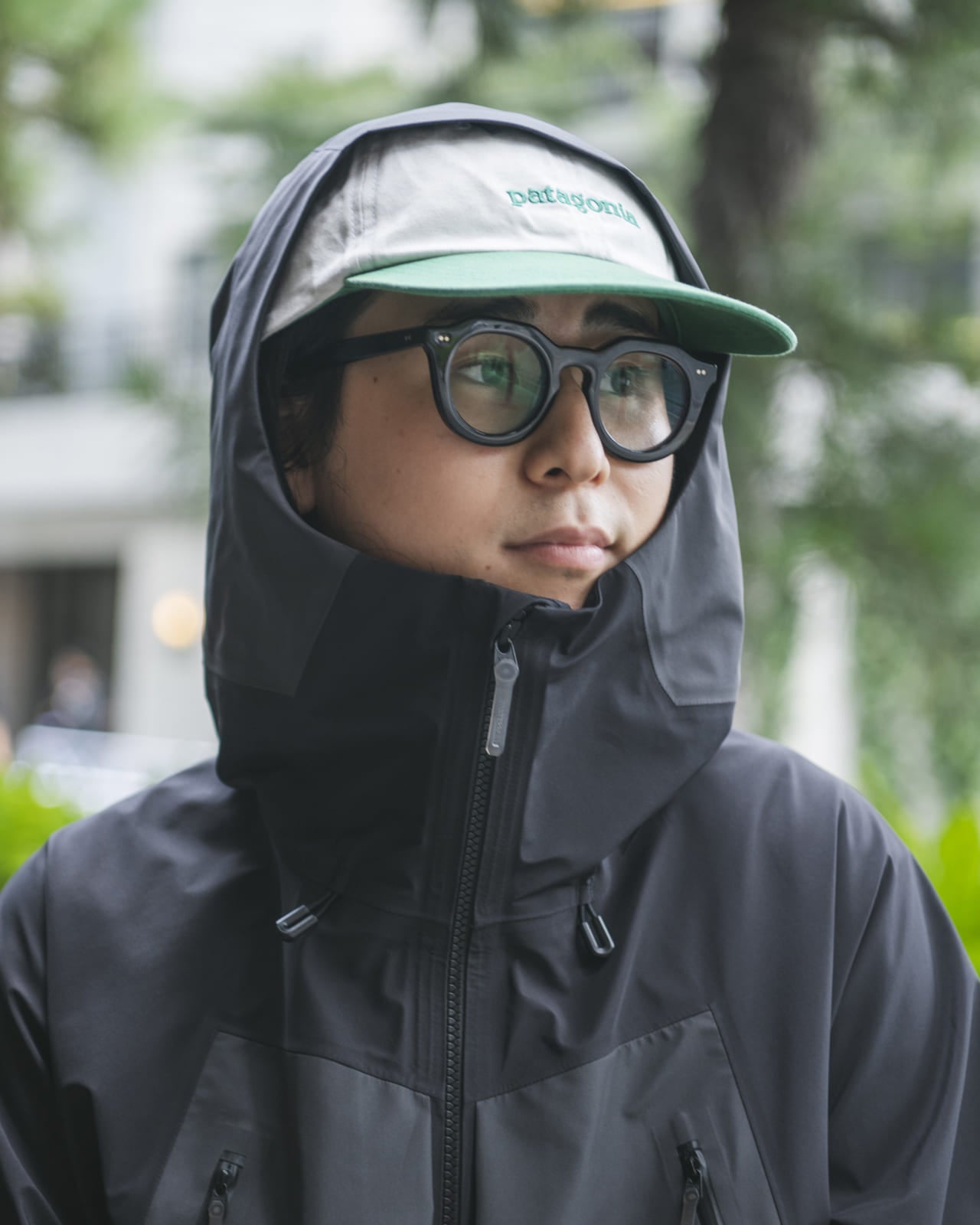 デサント オルテライン」の黒いゴアテックスジャケットをテックすぎ