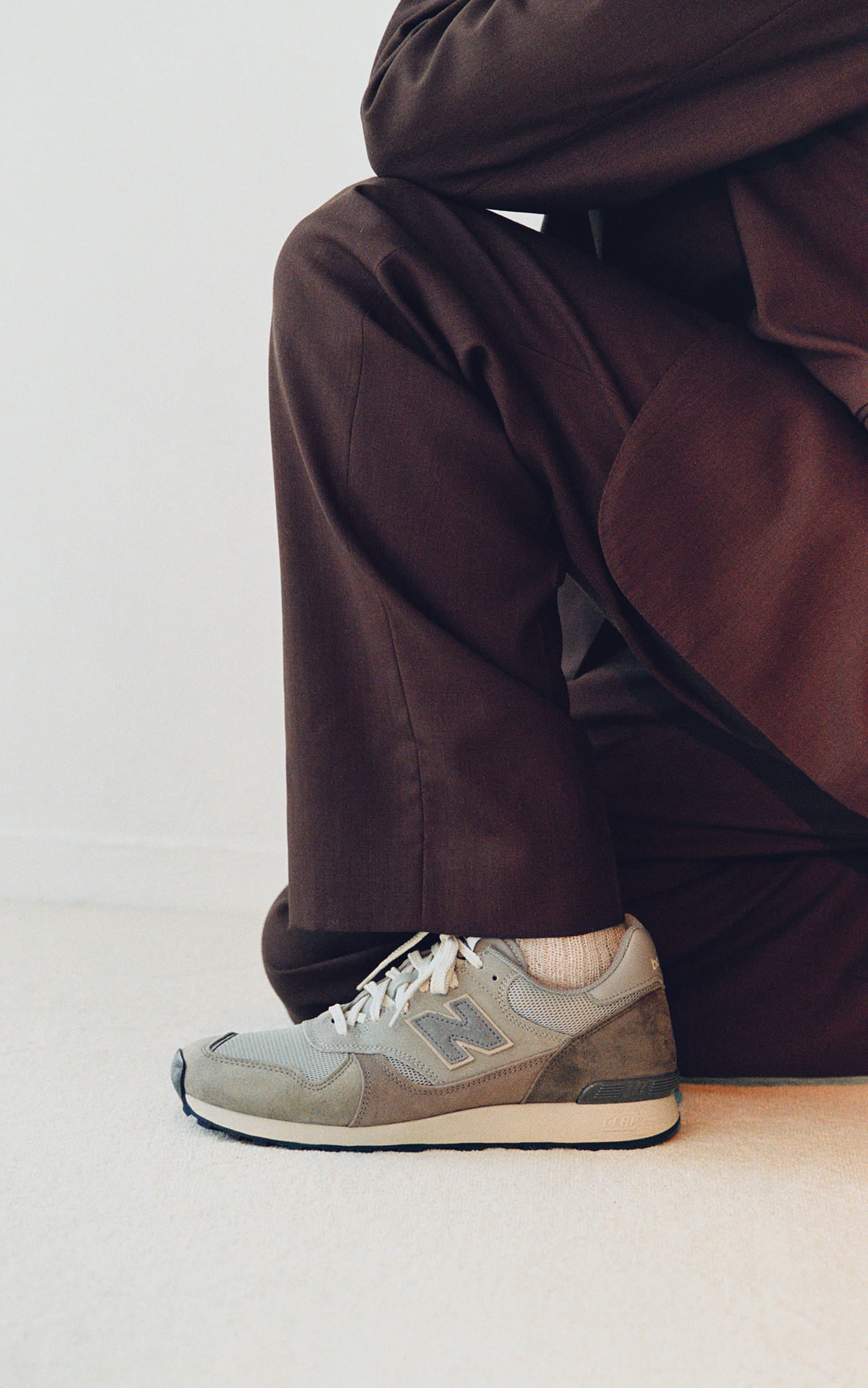 ニューバランス」と「オーラリー」の最新コラボはヴィンテージ感がある