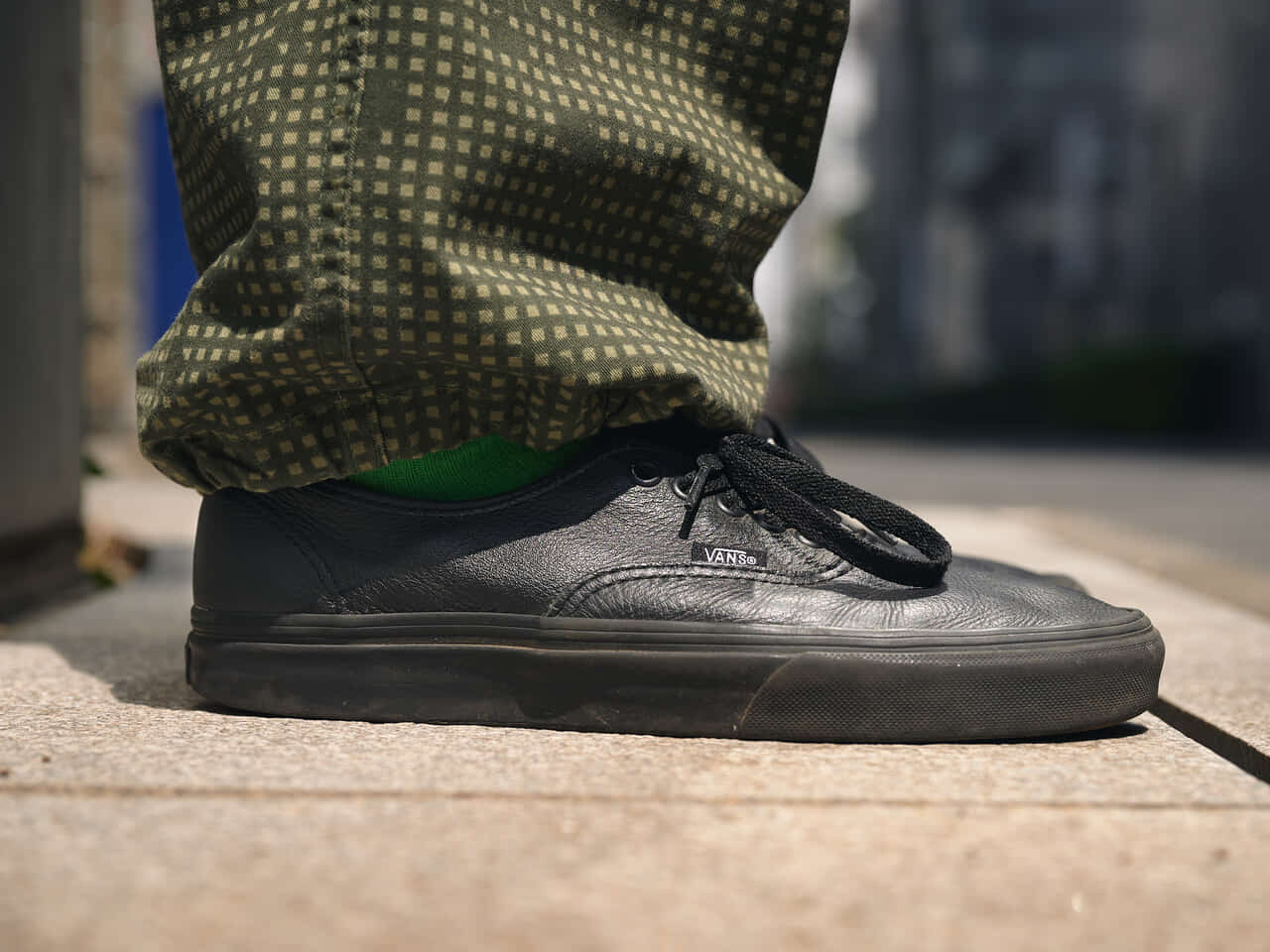 黒レザーの「ヴァンズ オーセンティック」は履きこむほどに色気が増す