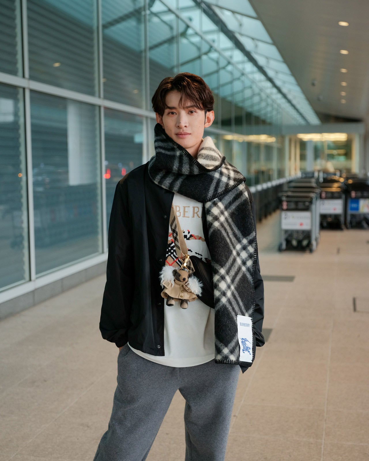 Snow Man向井康二さんのエアポートスタイル。チェックのマフラーを