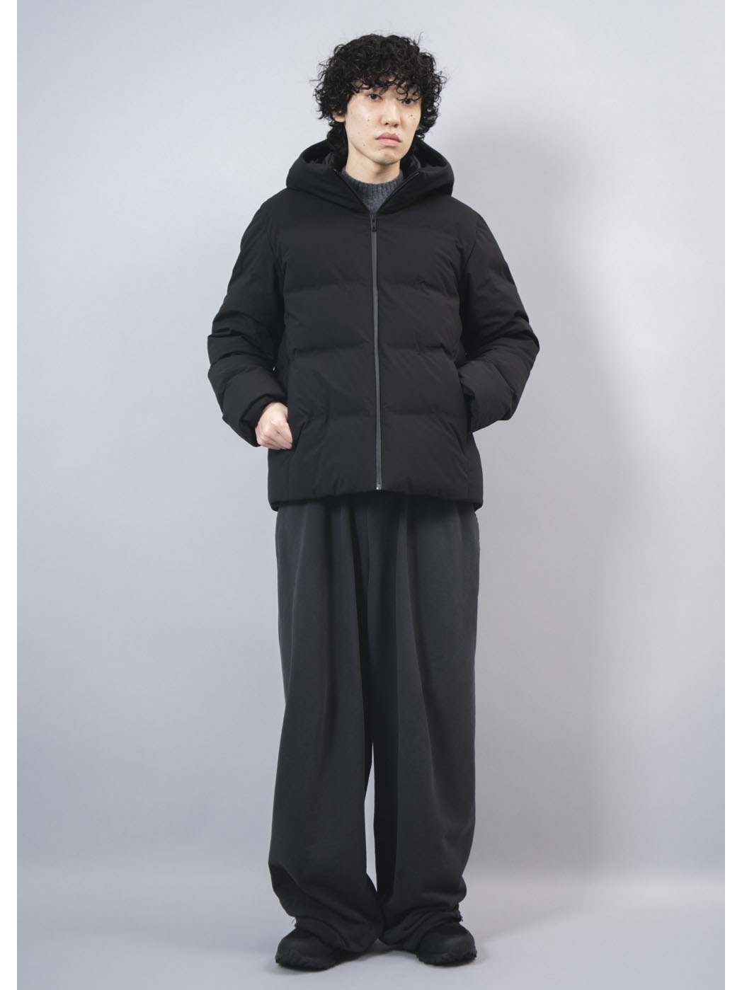 ユニクロ」のシームレスダウンは毎年愛用中！オールブラックの