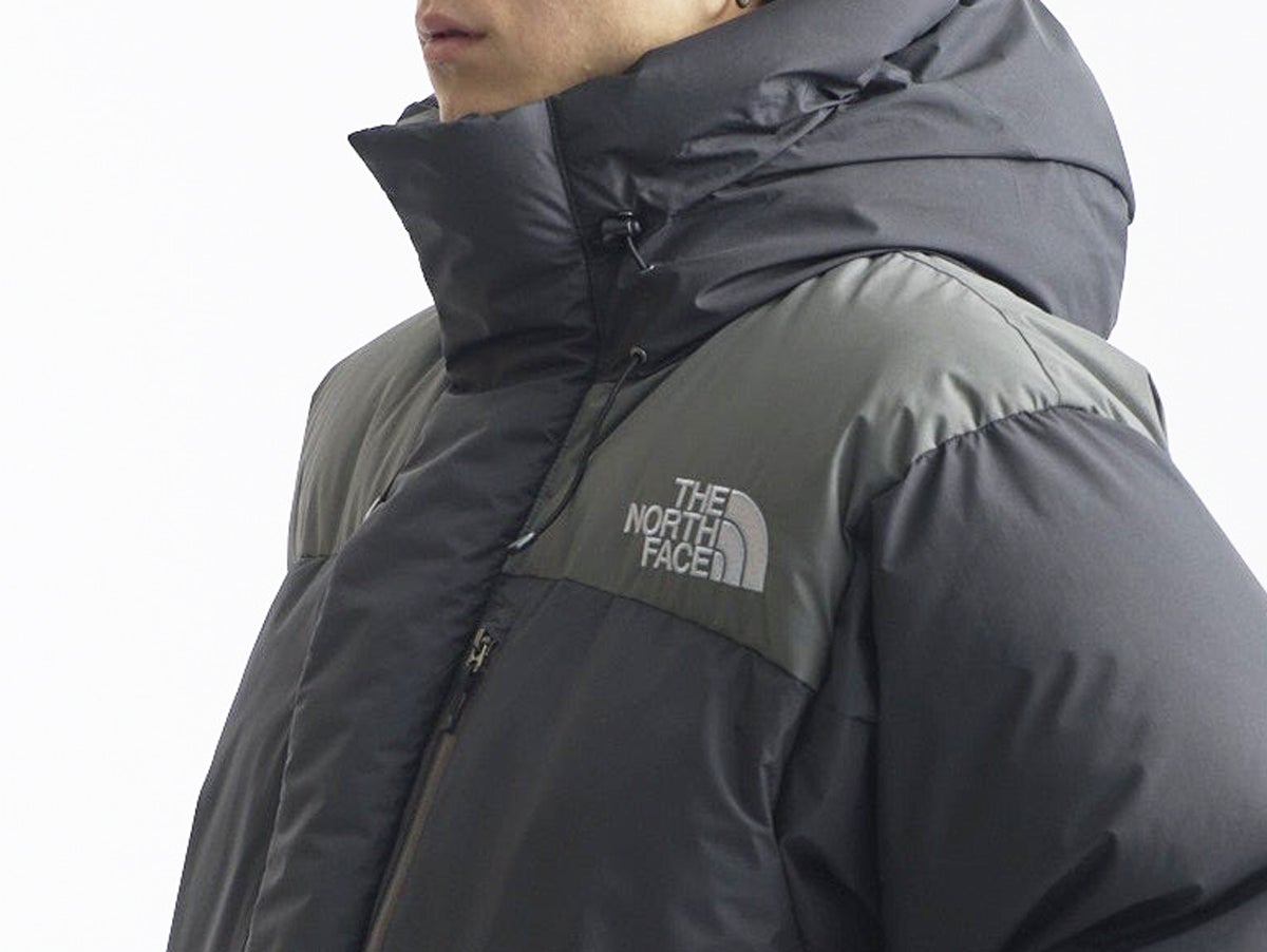 あえて「ザ・ノース・フェイス」で黒ダウンを選ばない。オシャレな人