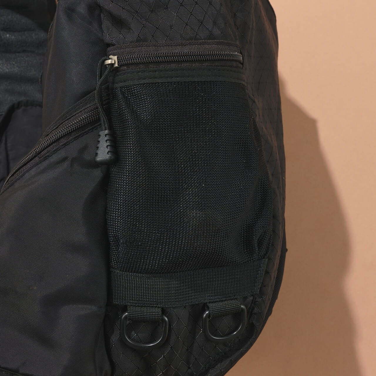 探している人が急増!? 2000年代「オークリー」の黒ショルダーバッグは