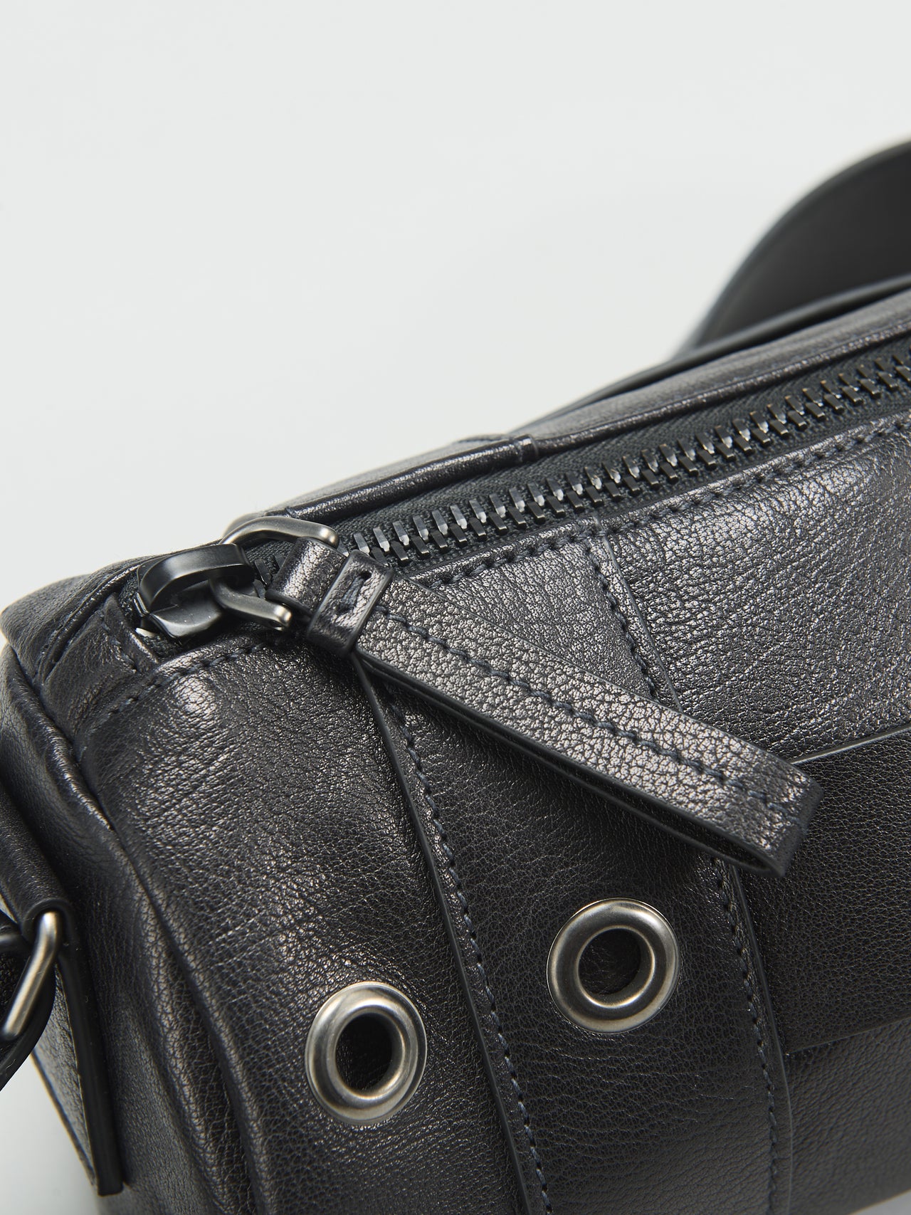 プラダ」で春に向けて買うべき新作“黒バッグ”を発見！ バッファロー