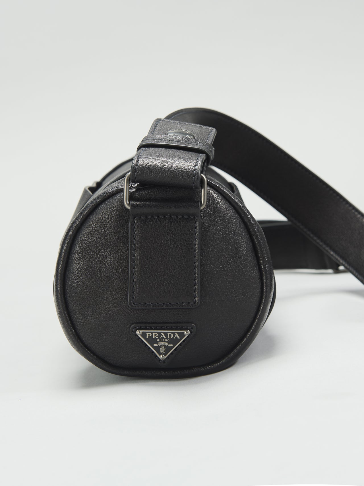 プラダ」で春に向けて買うべき新作“黒バッグ”を発見！ バッファロー