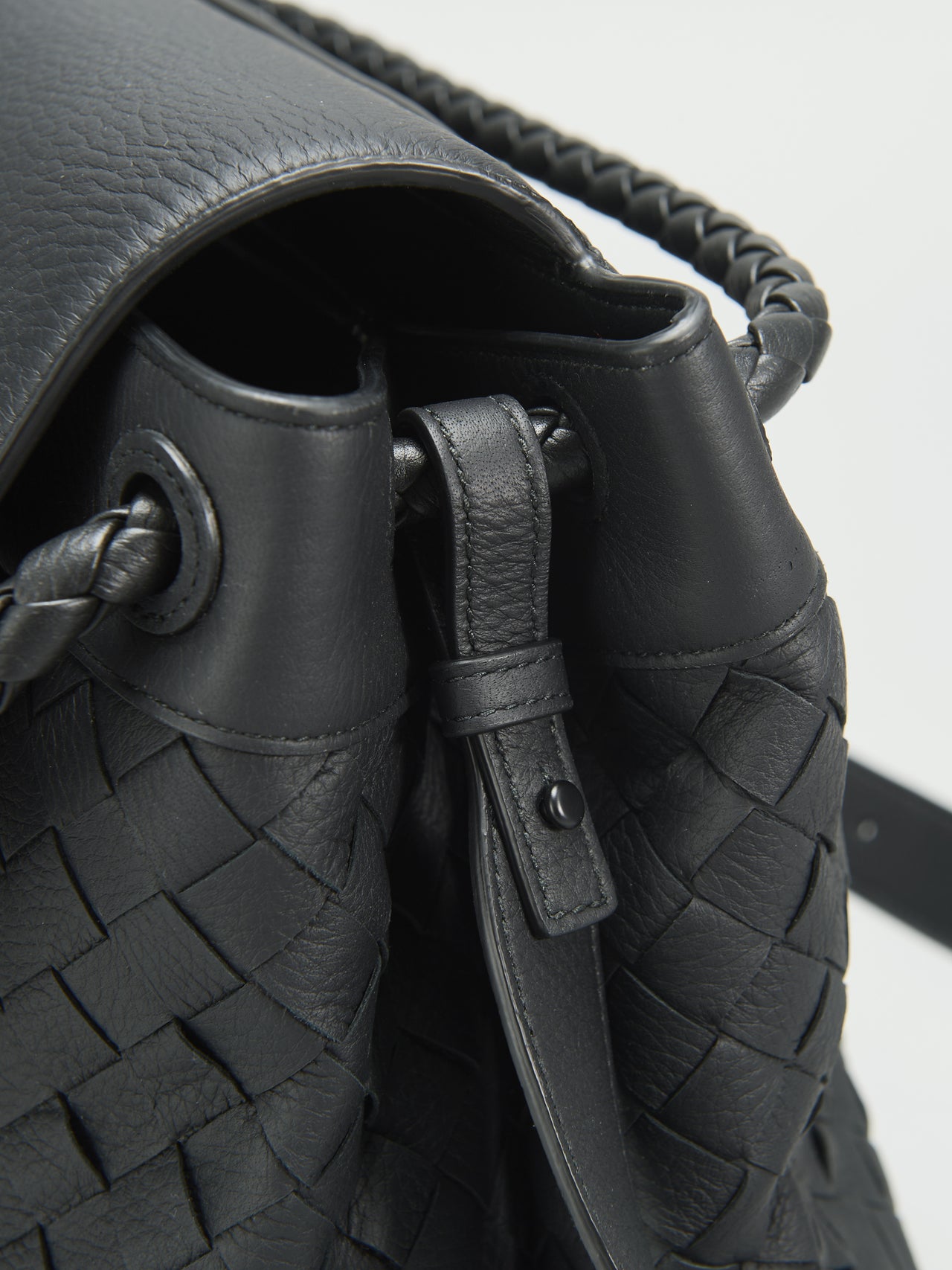 ボッテガ・ヴェネタ」で春に向けて買うべき新作“黒レザーバッグ