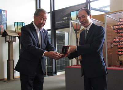 造幣局 : 七宝章牌「越中八尾おわら風の盆」を贈呈（2021年7月8日）