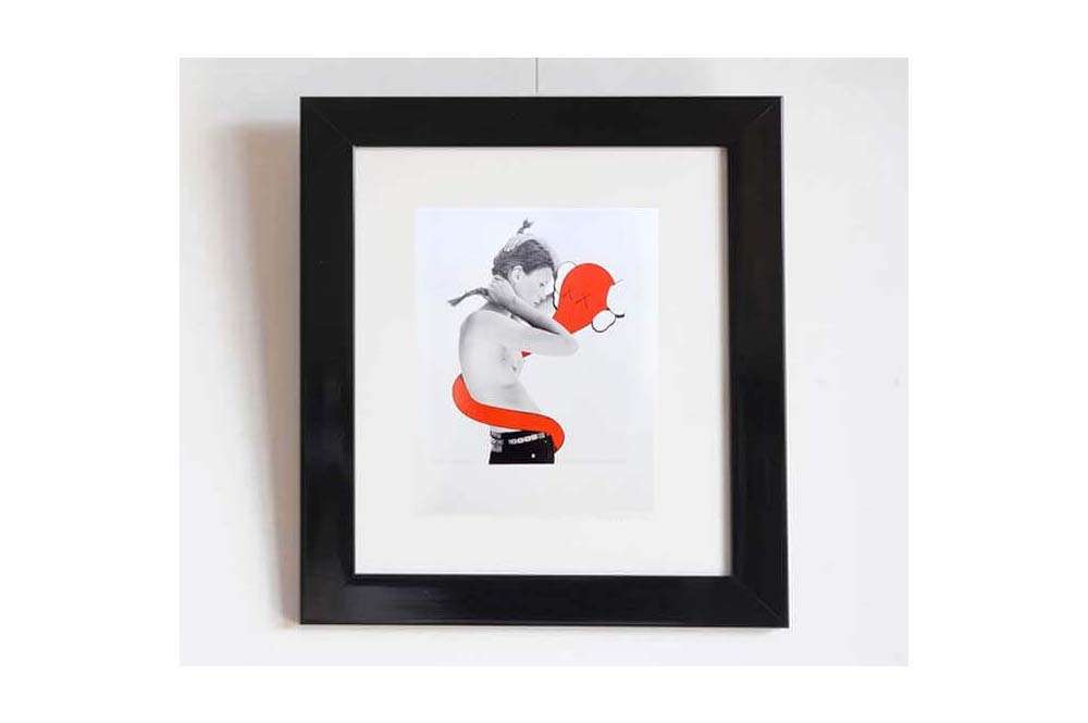 額装費だけでKAWSのオフィシャルポストカードは無料です！ ー