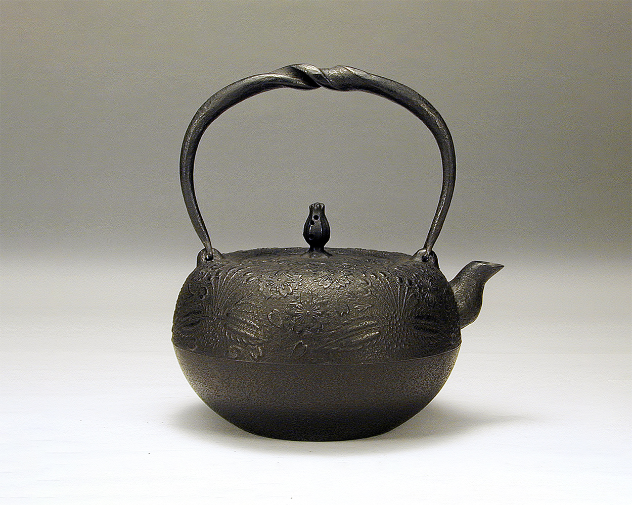鉄鉢形 桜 1.6リットル／Iron pot shape Sakura 1.6 liters｜虎山工房