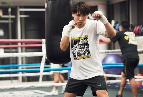 井上尚弥の4団体統一戦記念グッズ、ミズノで発売開始 スタッフと同