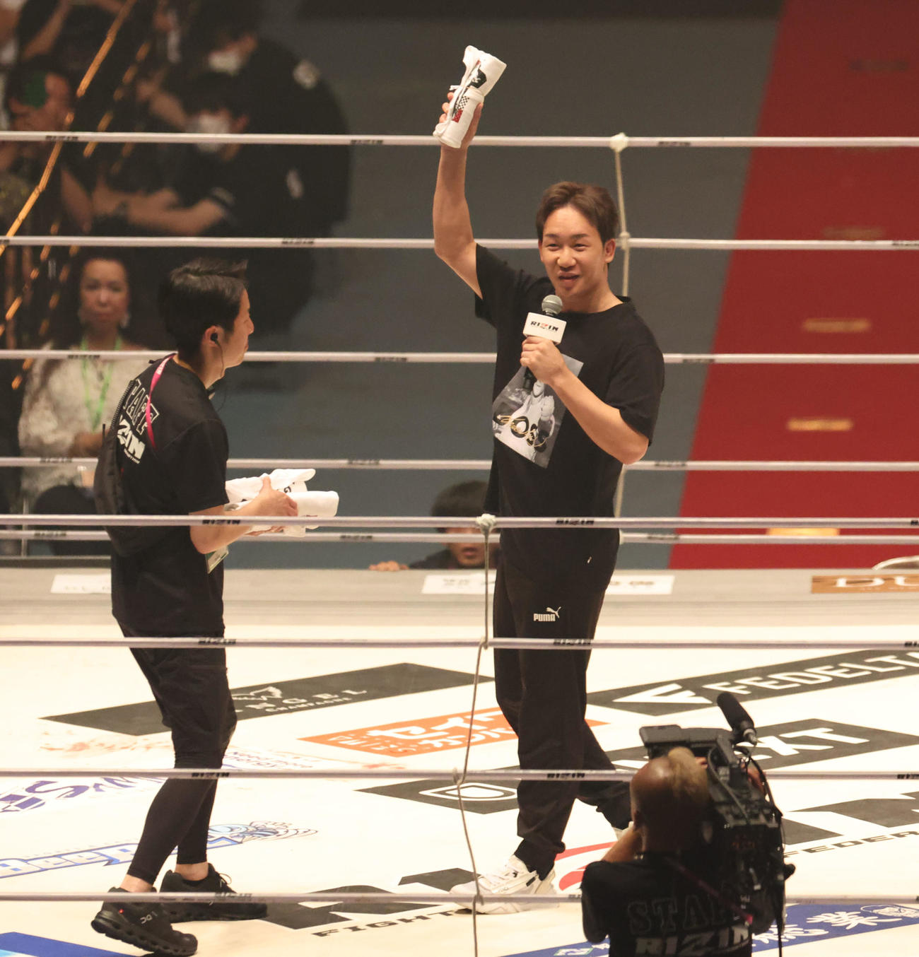 RIZIN】朝倉未来が突如リングイン、サイン入りTシャツを観客席へ