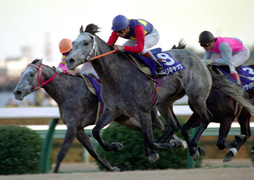 武豊騎乗のオグリキャップが引退レースの有馬記念で優勝／今日は