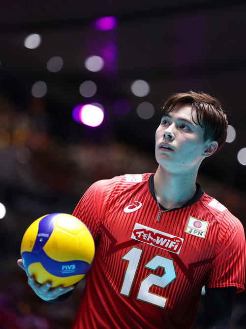 バレー】高橋藍が相手を翻弄 後ろ向きアタックにフェイクセット見せ