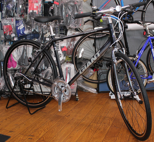 GIANTの2018年モデルESCAPE R3のブラックトーンが入荷いたしました。