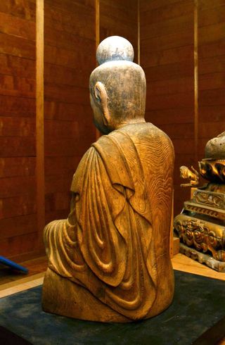 如来形坐像の背面。厚みのある体つきは浮嶽神社の木彫群に共通する