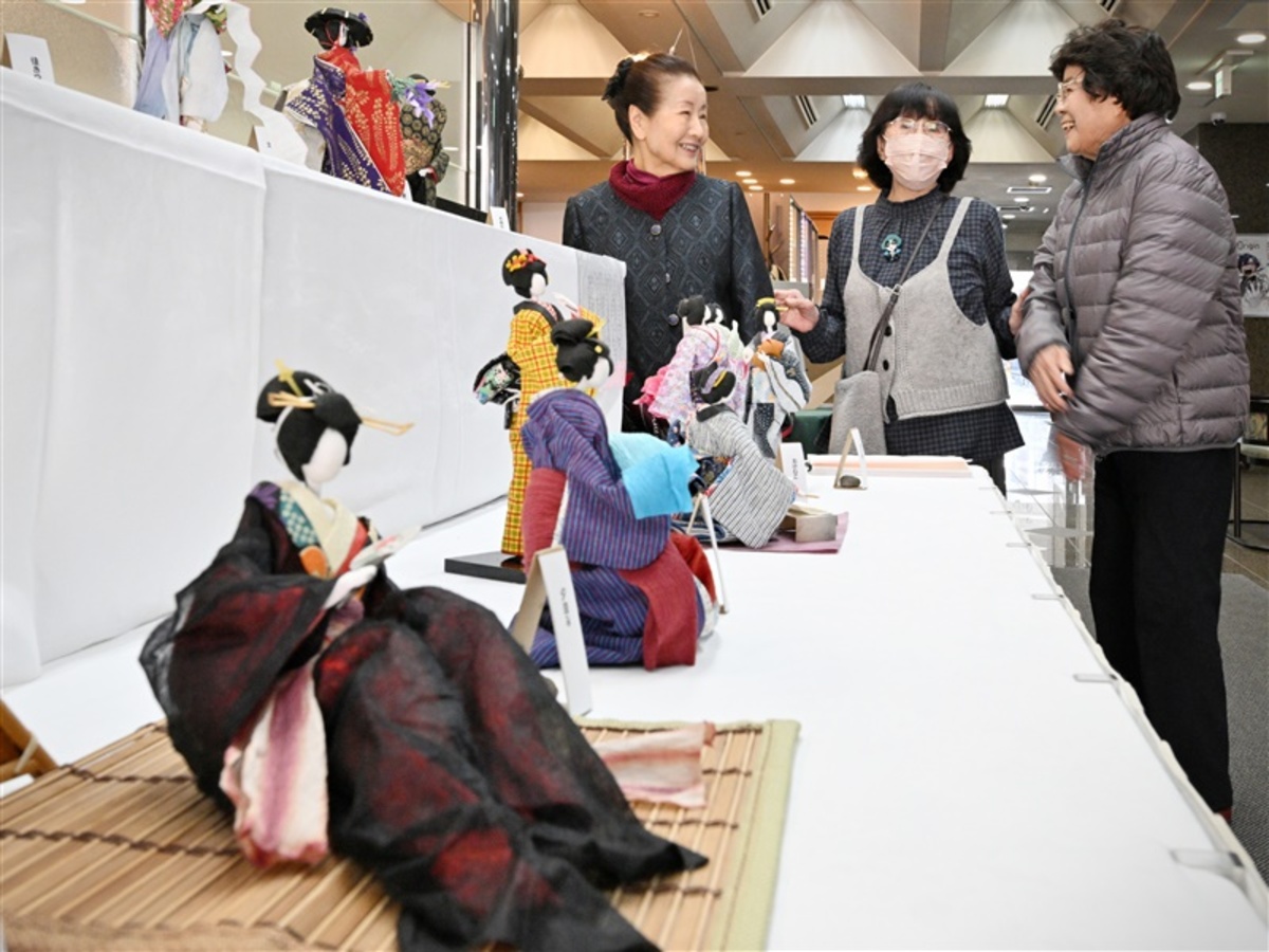 大分・日田市の85歳、和紙人形の作品展 ホテルソシアで3月末まで新作23