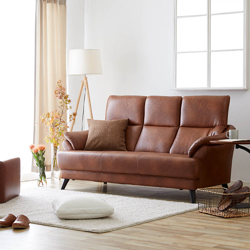 ハイバックなのに省スペース。傷や摩擦に強い「LEATHER TOUCH