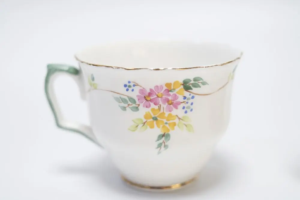 わ*ん様 英国調アンティークカップ 両持ち手付き 彫刻装飾