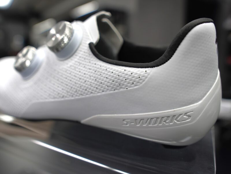 ロードシューズ「S-WORKS TORCH」にホワイトのワイドサイズが追加登場