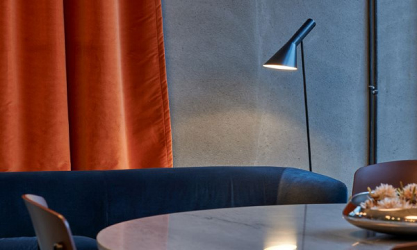 AJ フロアランプ / ブラックLouis Poulsen（ルイスポールセン） | 公式