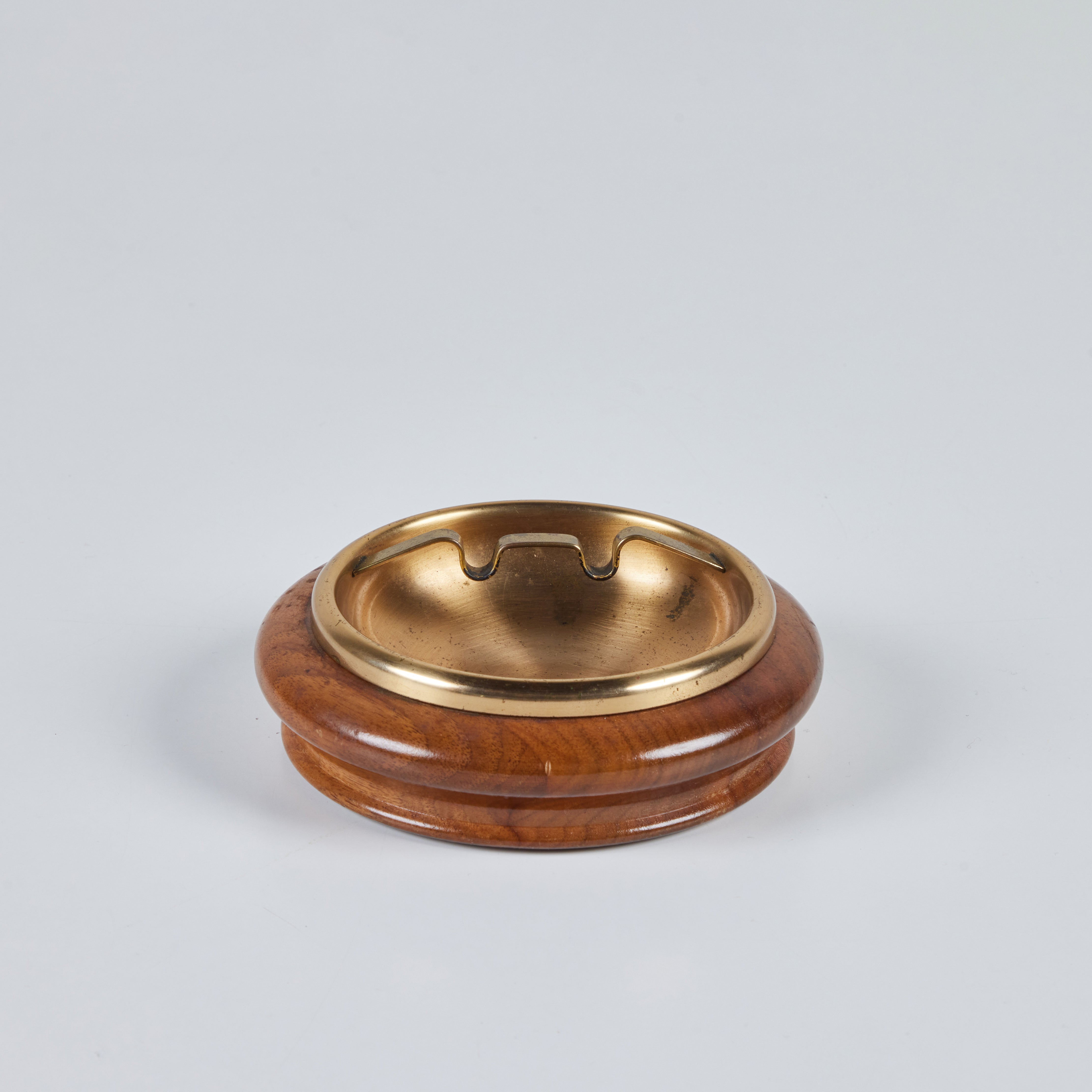 Round Walnut Ashtray with Brass Insert – DEN