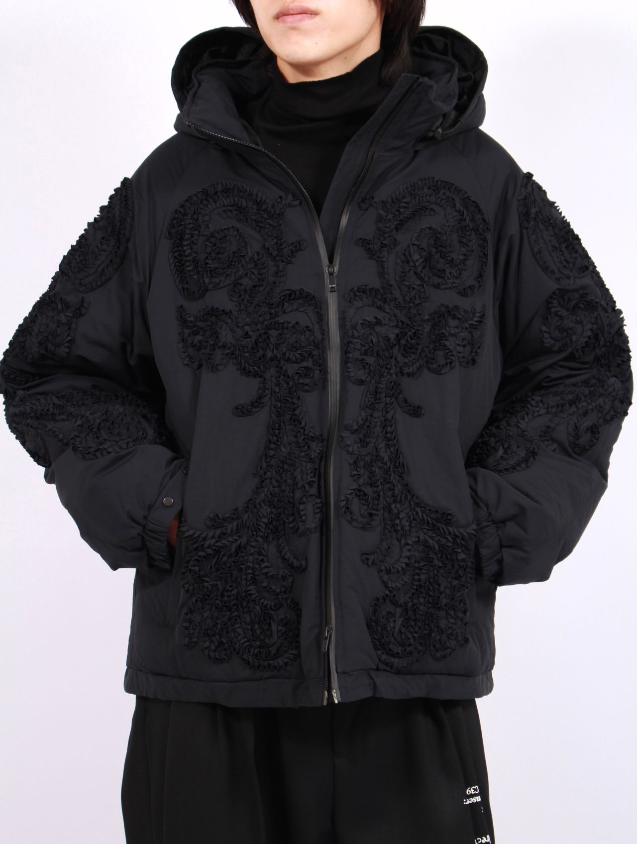 TAAKK - 【25AW】ダウンジャケット 刺繍 / DOWN JACKET / ブラック | STORY