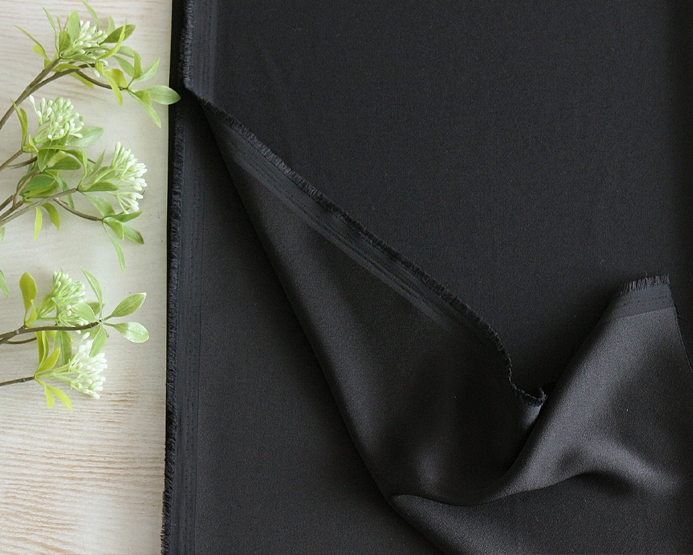 バックサテンジョーゼットのブラックフォーマル（低ストレッチ