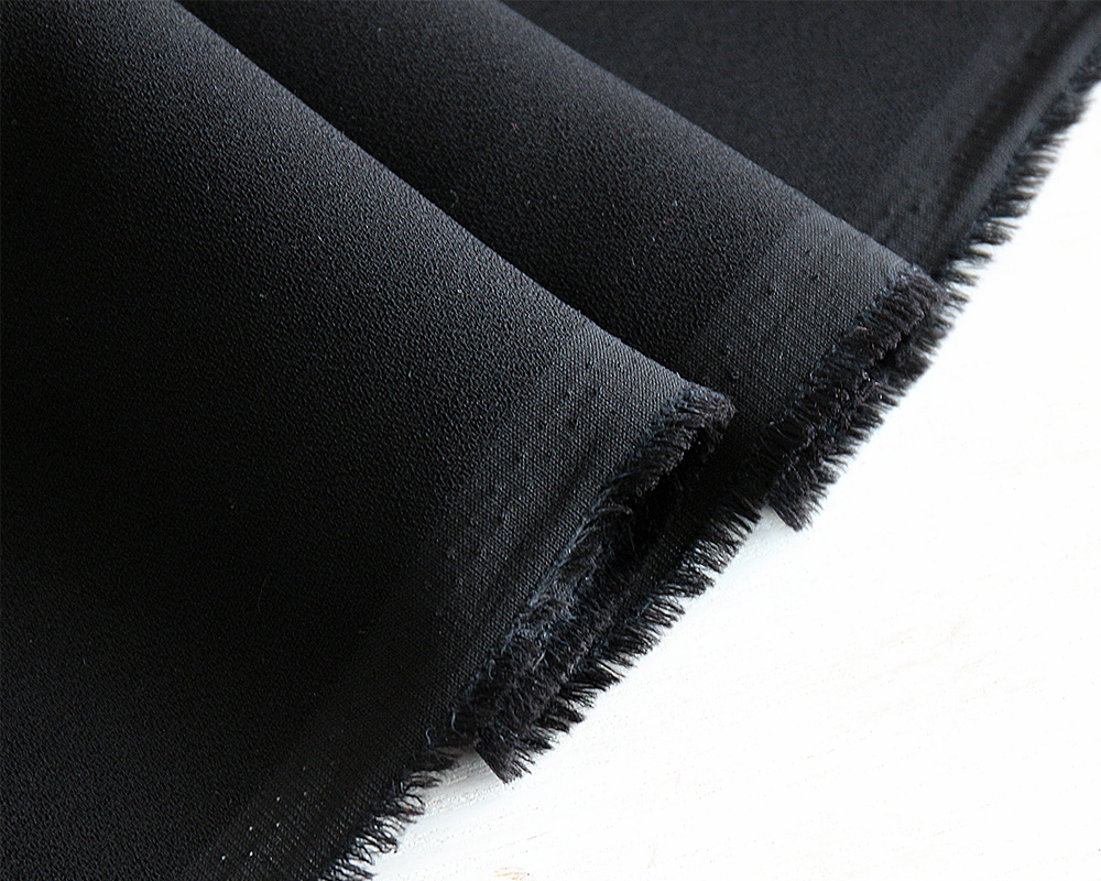 バックサテンジョーゼットのブラックフォーマル（低ストレッチ