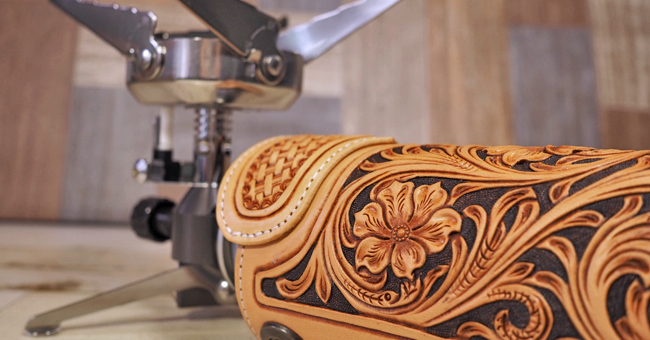 CB缶カバー：レザーカービングで仕立てたCB缶カバー。拘りのキャンプ