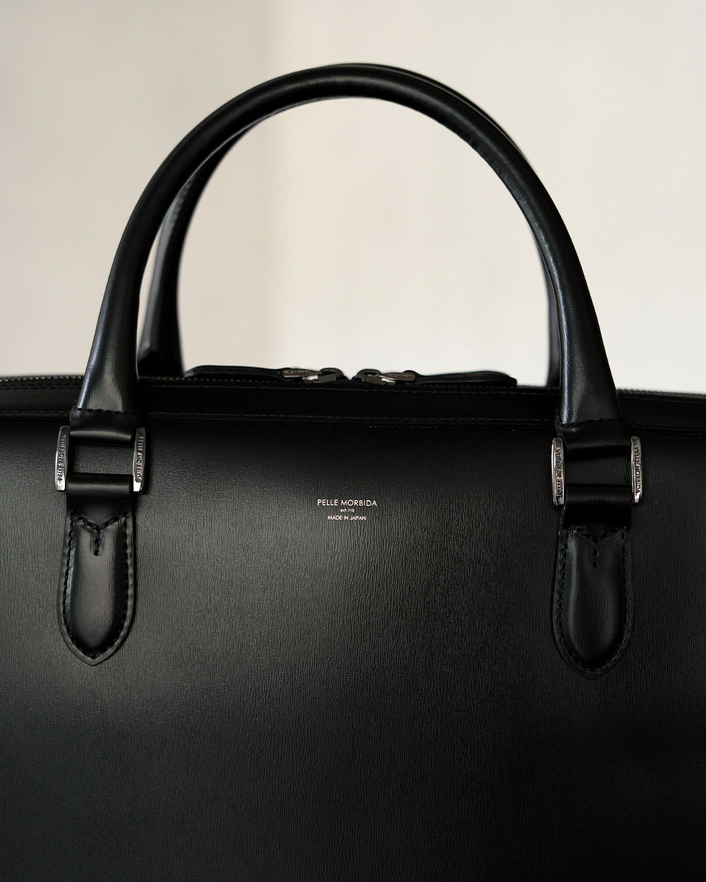 ガラスレザーを使用したビジネスアイテム3型が登場