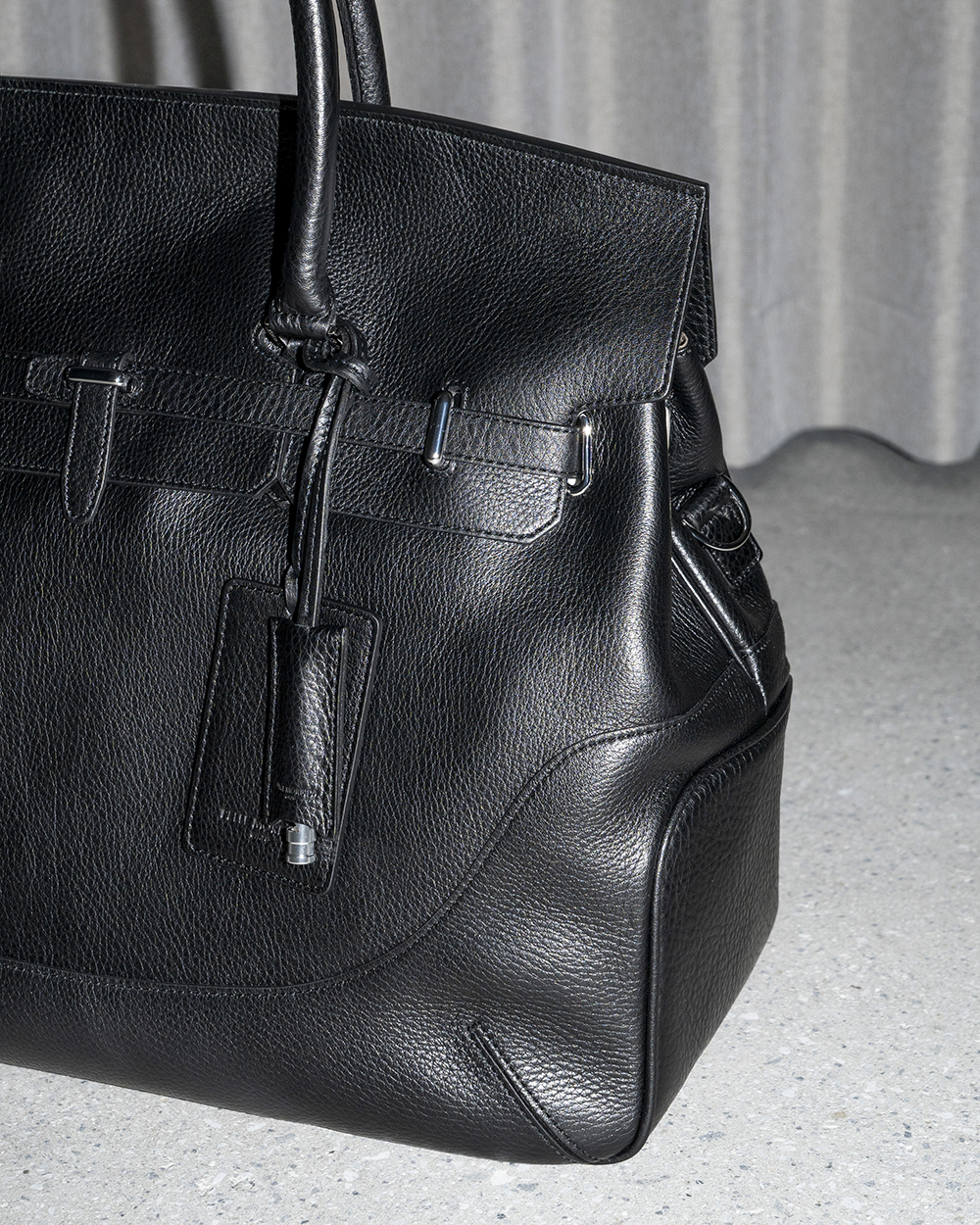 シュリンクレザーを使用した定番アイテム