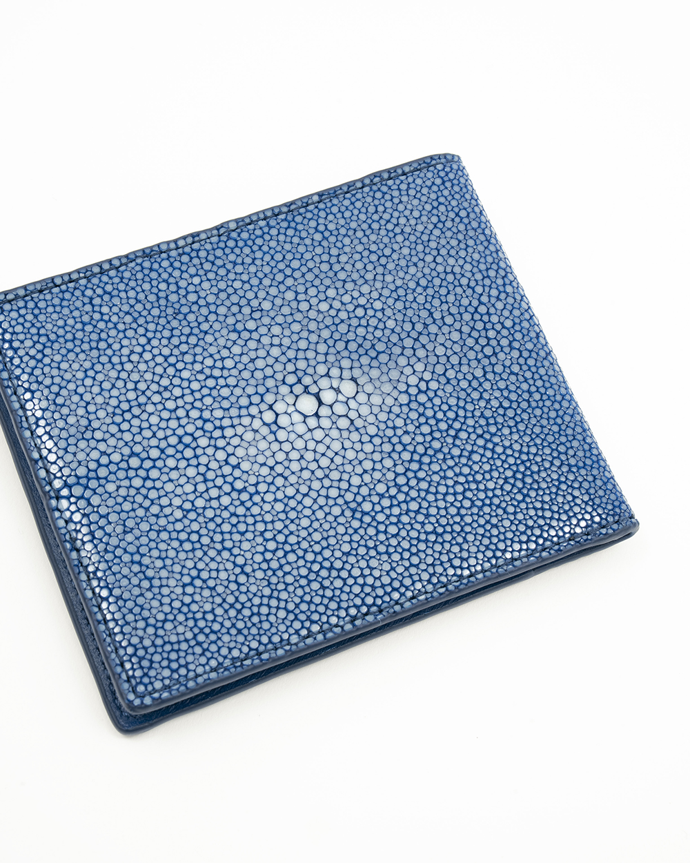 スティングレイレザーを使用したコンパクトウォレットが登場