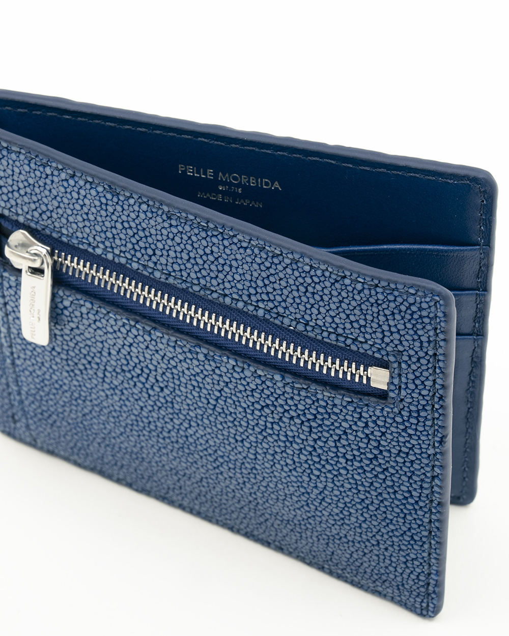 スティングレイレザーを使用したコンパクトウォレットが登場