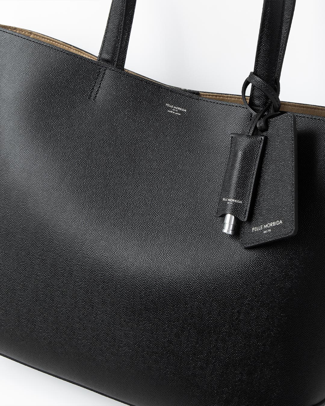 キャビアスキンを使用した新型トートバッグが登場