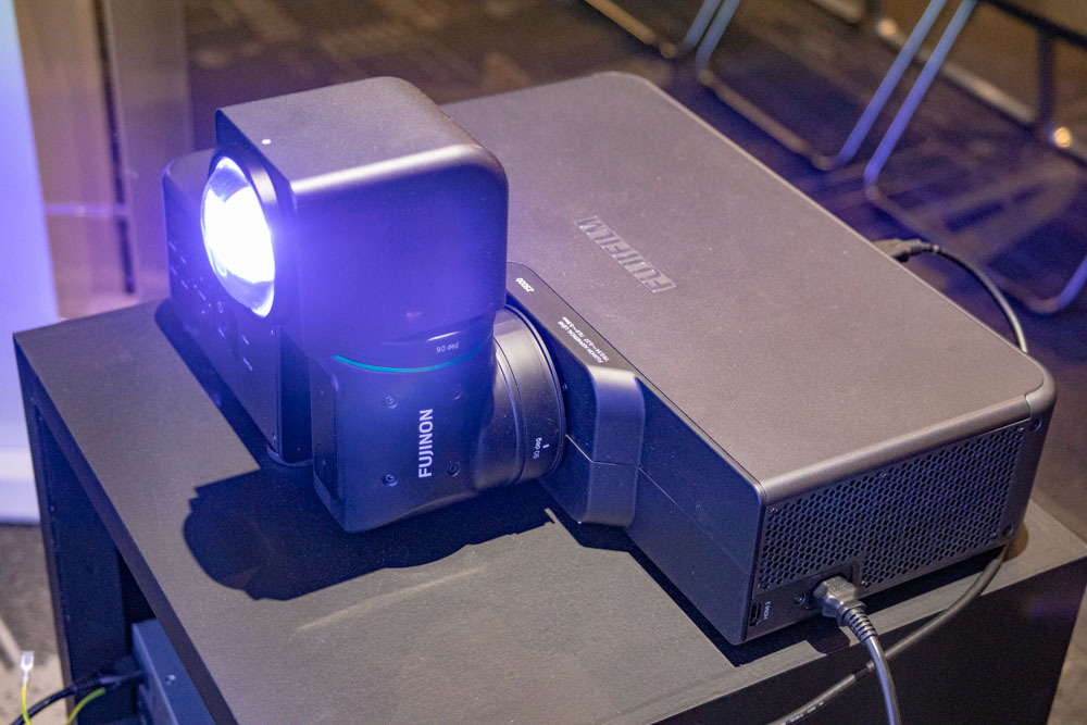 富士フイルムがプロジェクター市場に参入、世界初の2軸回転レンズ搭載