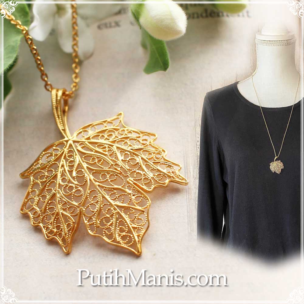 楓の葉っぱ・メイプルリーフのペンダントトップ・銀線細工ロング